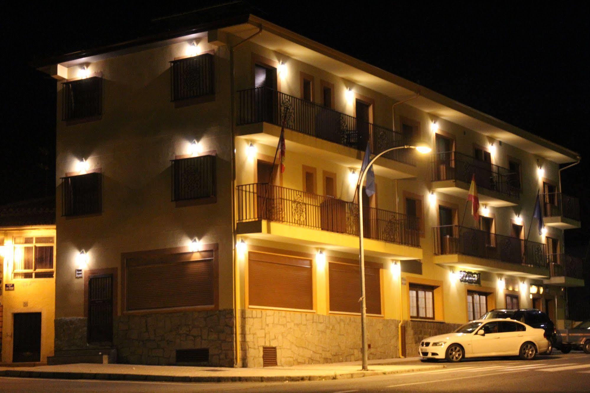 Hostal Mainz Piedralaves Exterior photo